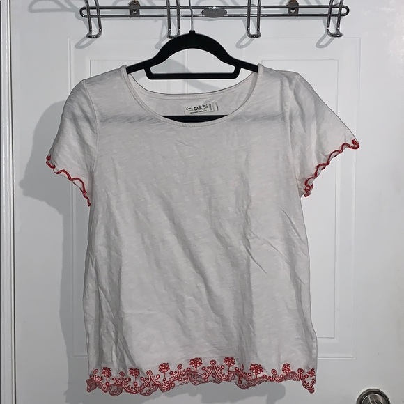 *LIKE NEW* White & red detailed t-shirt! - Picture 1 of 5